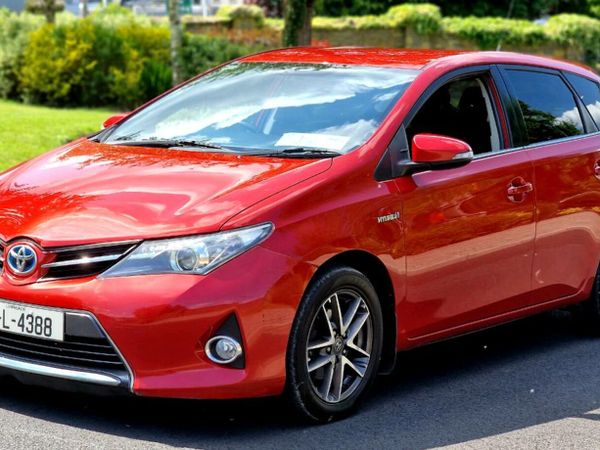 Toyota Auris Hatchback, Petrol Hybrid, 2015, Red