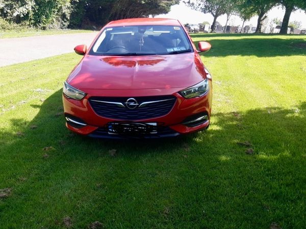 Opel Insignia Hatchback, Diesel, 2020, Red