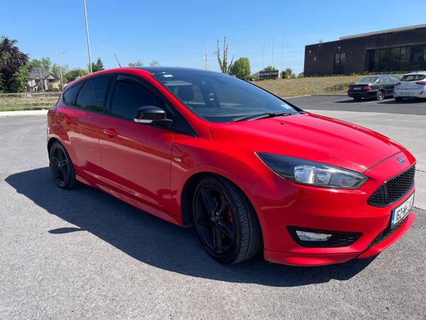Ford Focus Hatchback, Diesel, 2016, Red