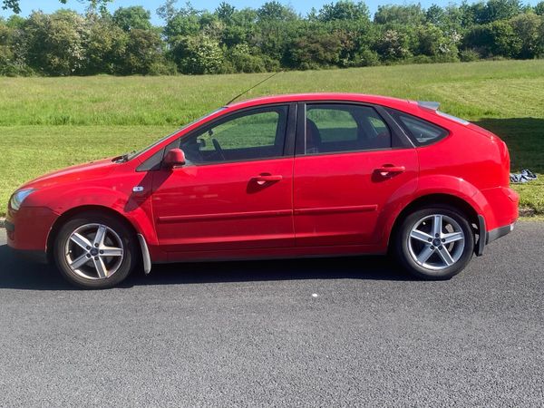 Ford Focus Hatchback, Petrol, 2007, Red
