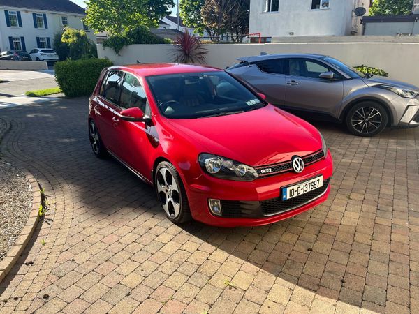 Volkswagen Golf Hatchback, Petrol, 2010, Red