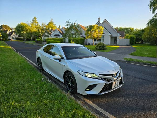 Toyota Camry Saloon, Petrol Hybrid, 2019, White