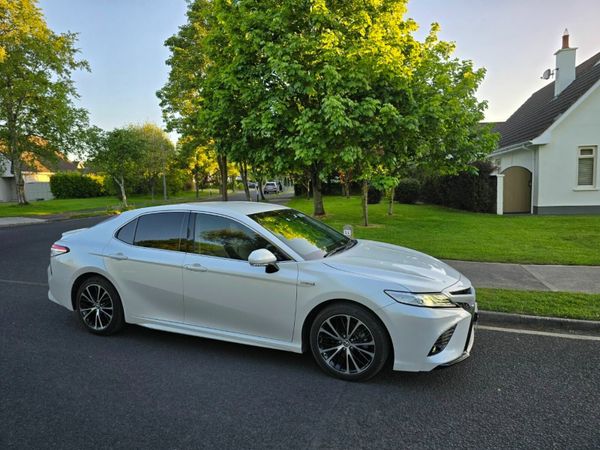 Toyota Camry Saloon, Petrol Hybrid, 2019, White