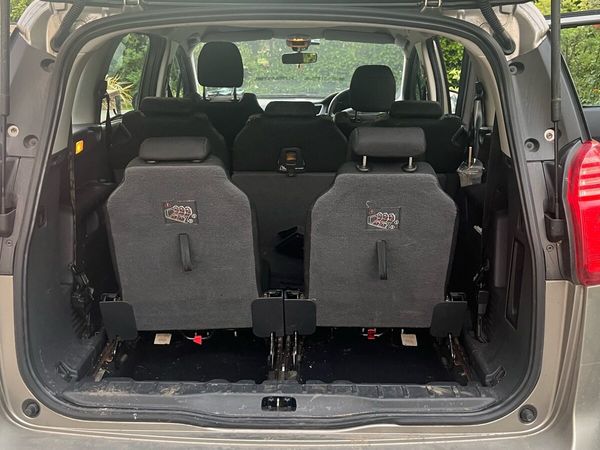 Peugeot 5008 MPV, Diesel, 2011, Grey