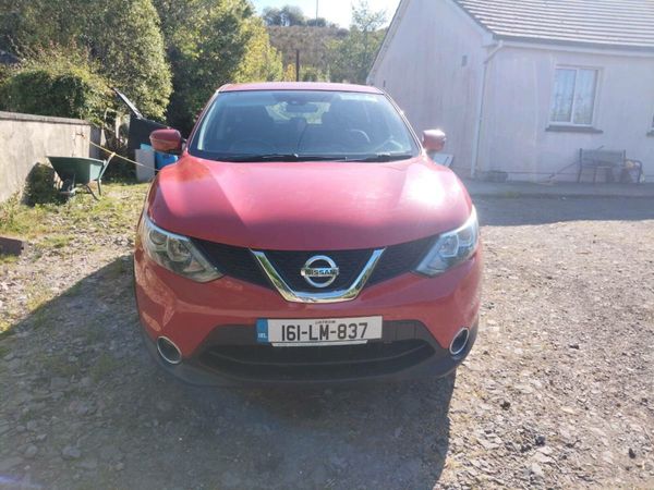 Nissan Qashqai Hatchback, Diesel, 2016, Red