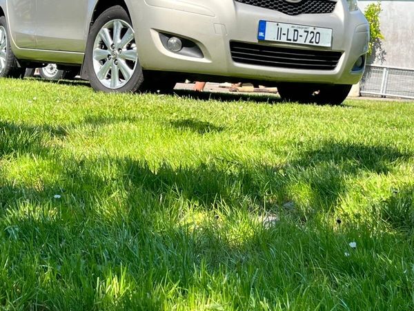 Toyota Yaris Hatchback, Petrol, 2011, Gold