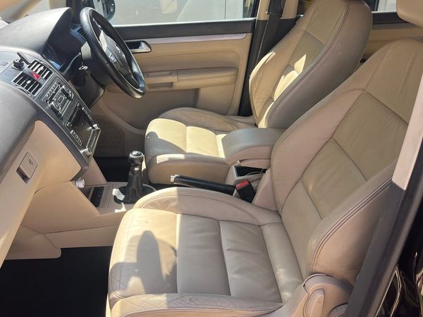 Volkswagen Touran MPV, Diesel, 2011, Black