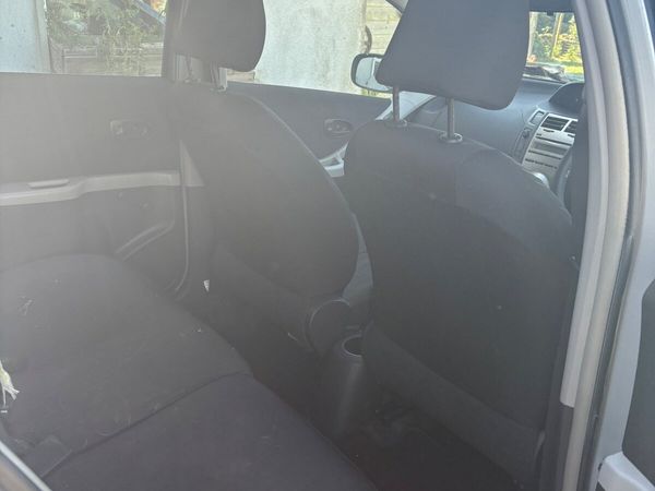 Toyota Yaris Hatchback, Petrol, 2009, Silver