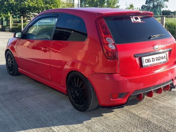 Ford Fiesta Hatchback, Petrol, 2006, Red
