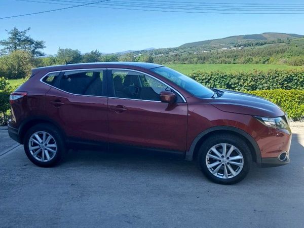 Nissan Qashqai Hatchback, Diesel, 2017, Red