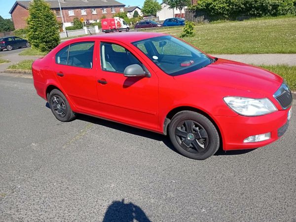 Skoda Octavia Saloon, Petrol, 2012, Red