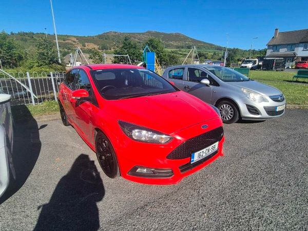 Ford Focus Hatchback, Diesel, 2016, Red