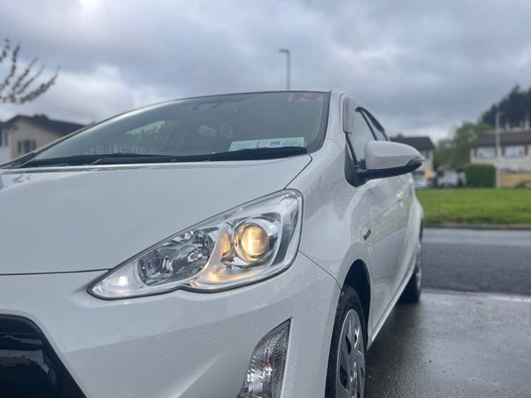 Toyota Aqua Hatchback, Petrol Hybrid, 2017, White