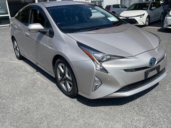 Toyota Prius Hatchback, Petrol Hybrid, 2017, Gold