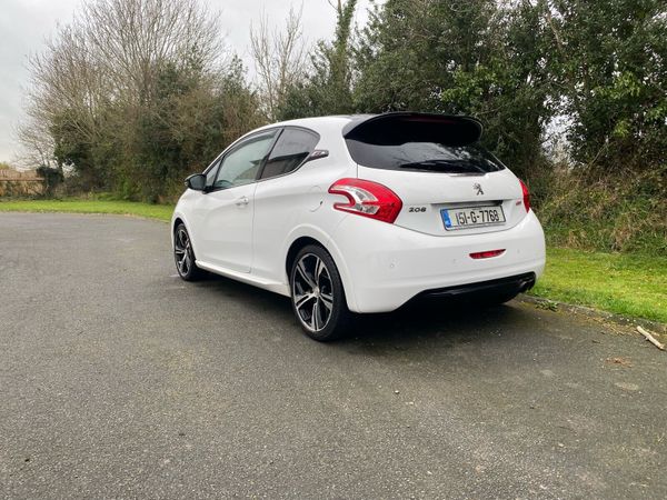 Peugeot 208 Hatchback, Petrol, 2015, White