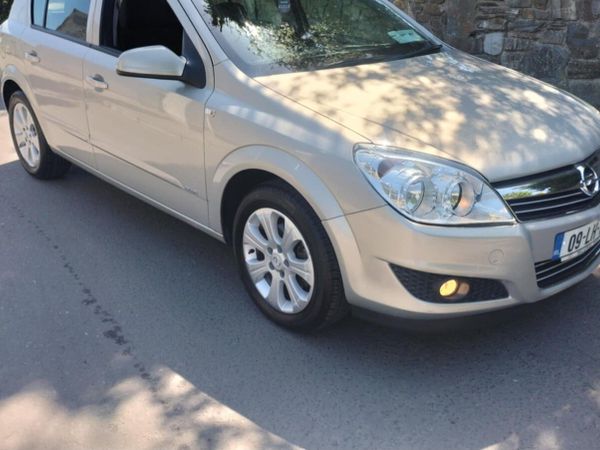 Opel Astra Hatchback, Petrol, 2009, Yellow