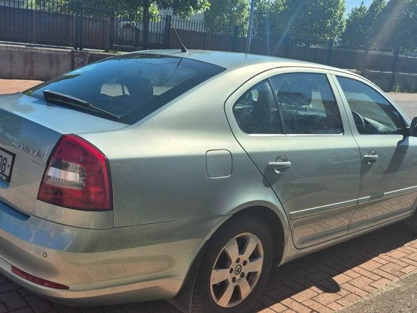 Skoda Octavia Saloon, Petrol, 2010, Green