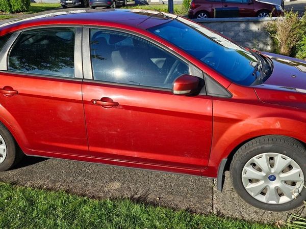 Ford Focus Hatchback, Petrol, 2009, Red