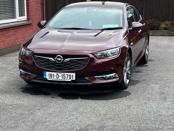 Opel Insignia Hatchback, Diesel, 2019, Red