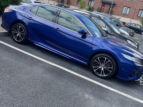 Toyota Camry Saloon, Petrol Hybrid, 2020, Purple