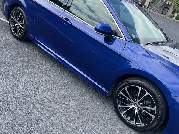 Toyota Camry Saloon, Petrol Hybrid, 2020, Purple