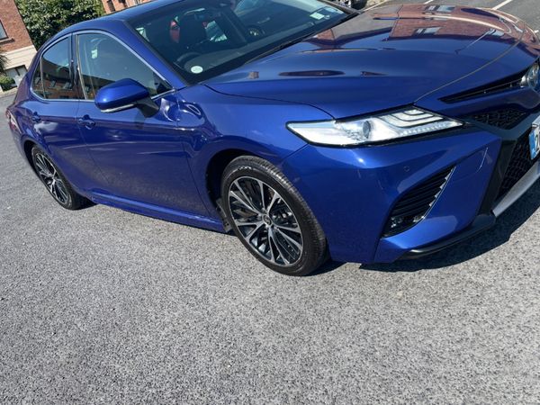 Toyota Camry Saloon, Petrol Hybrid, 2020, Purple