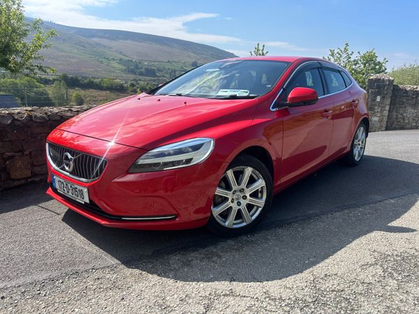 Volvo V40 Hatchback, Petrol, 2017, Red