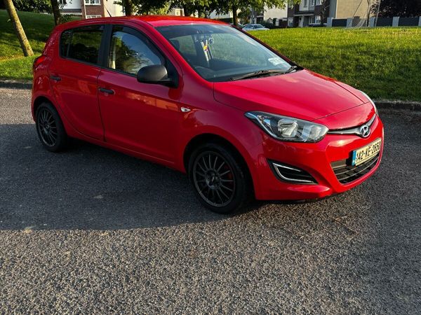 Hyundai i20 Hatchback, Petrol, 2014, Red