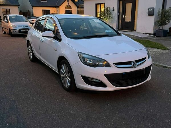 Vauxhall Astra Hatchback, Petrol, 2016, White