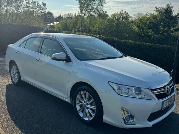 Toyota Camry Saloon, Petrol Hybrid, 2014, White