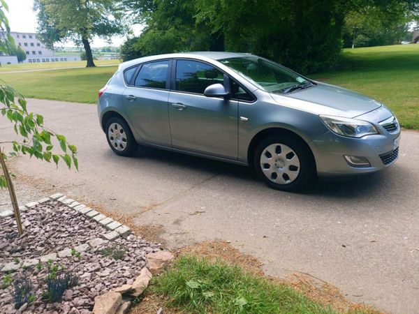 Opel Astra Hatchback, Petrol, 2010, Silver