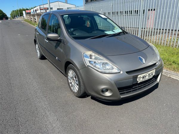 Renault Clio Hatchback, Petrol, 2011, Gold