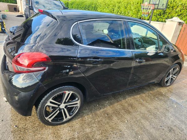 Peugeot 208 Hatchback, Petrol, 2018, Black