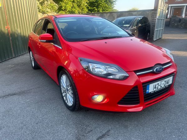 Ford Focus Hatchback, Petrol, 2014, Red