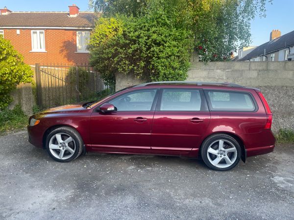 Volvo V70 Estate, Petrol, 2008, Red