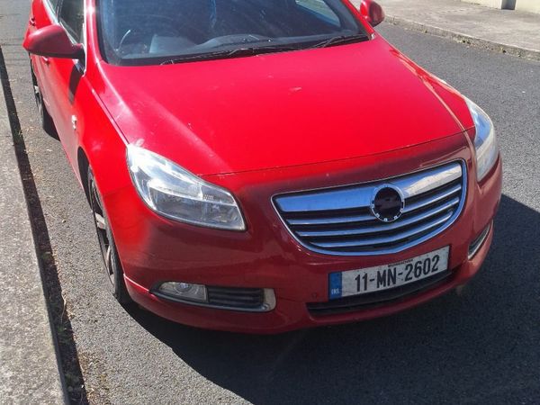 Vauxhall Insignia Hatchback, Diesel, 2011, Red