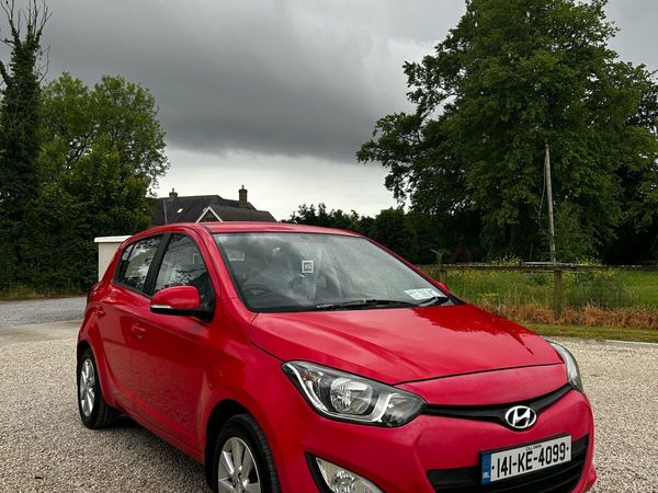 Hyundai i20 Hatchback, Petrol, 2014, Red