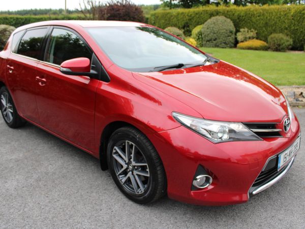 Toyota Auris Hatchback, Diesel, 2015, Red