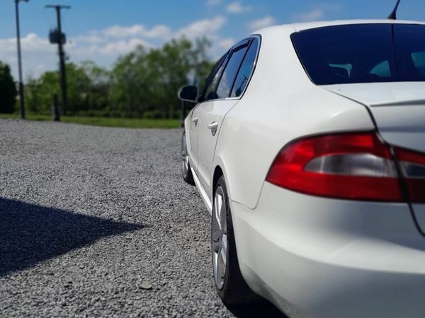 Skoda Superb Hatchback, Diesel, 2010, White