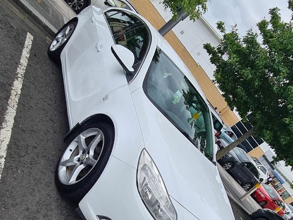 Vauxhall Insignia Hatchback, Diesel, 2011, White