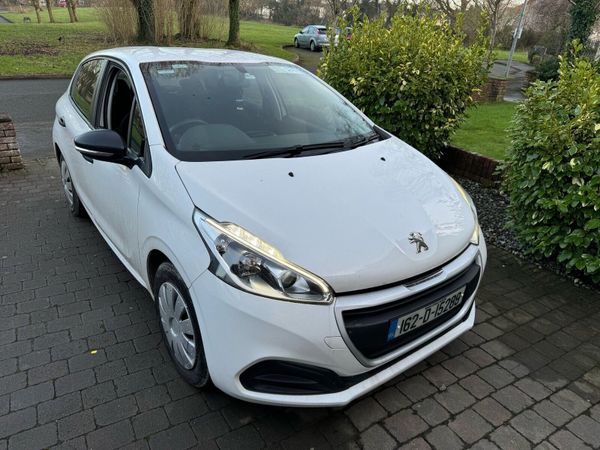 Peugeot 208 Hatchback, Petrol, 2016, White