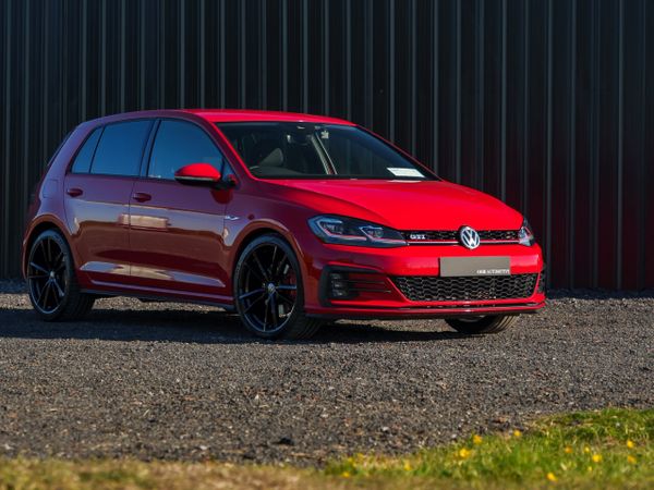 Volkswagen Golf Hatchback, Petrol, 2017, Red