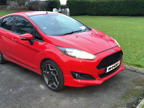 Ford Fiesta Hatchback, Petrol, 2015, Red