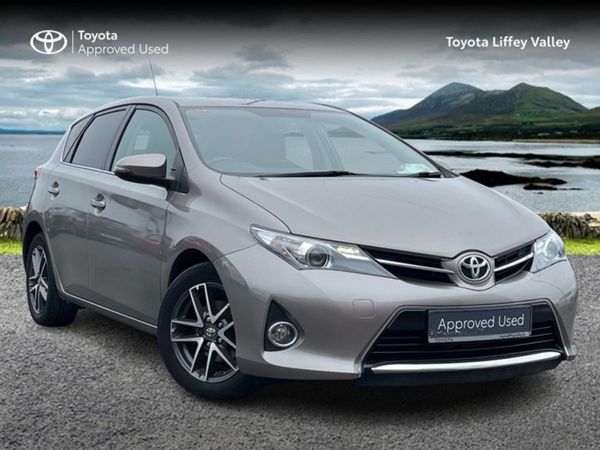 Toyota Auris Hatchback, Petrol, 2015, Gold