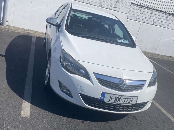 Vauxhall Astra Hatchback, Diesel, 2011, White