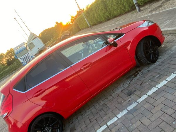 Ford Fiesta Hatchback, Diesel, 2012, Red