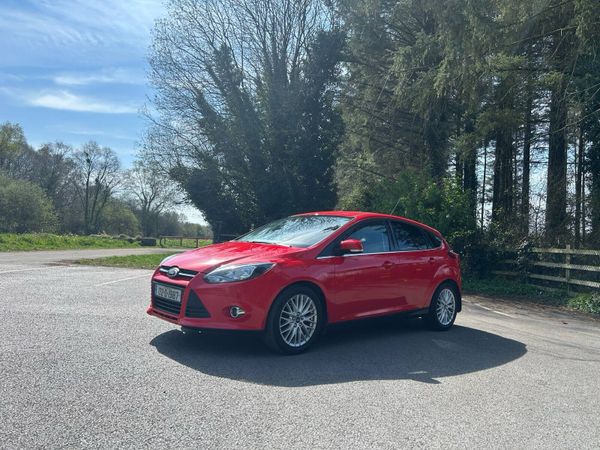 Ford Focus Hatchback, Petrol, 2013, Red
