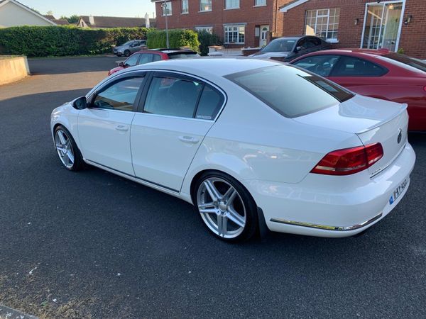 Volkswagen Passat Saloon, Diesel, 2011, White