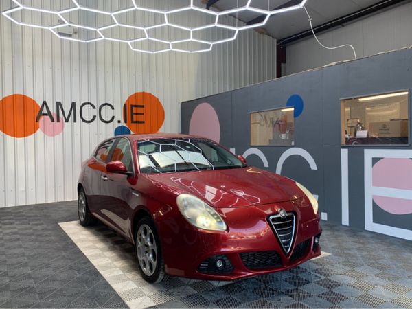 Alfa Romeo Giulietta Hatchback, Petrol, 2013, Red