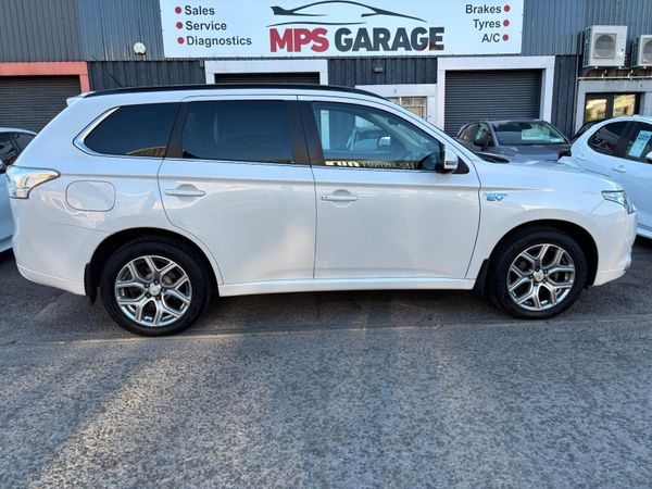 Mitsubishi Outlander SUV, Petrol Plug-in Hybrid, 2015, White